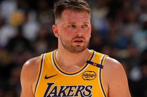 开云电竞平台-篮板大战！东契奇对决特雷杨，小牛险胜马刺(东契奇对比特雷杨)