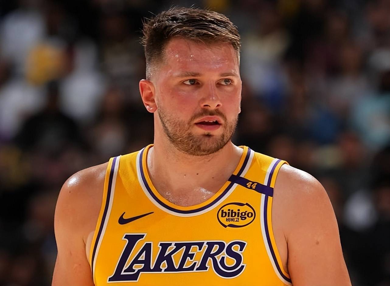 开云电竞平台-篮板大战！东契奇对决特雷杨，小牛险胜马刺(东契奇对比特雷杨)  第1张